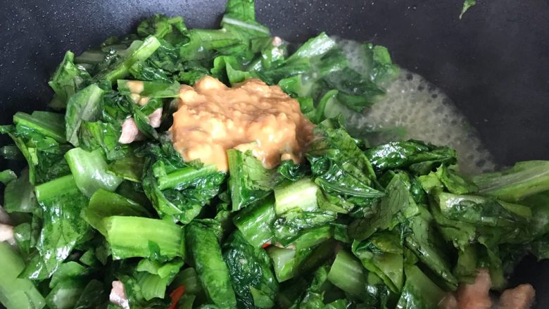 椒丝腐乳油麦菜炒肉丝,加入捣烂的腐乳