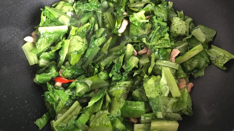 椒丝腐乳油麦菜炒肉丝,翻炒至油麦菜变软,体积变小