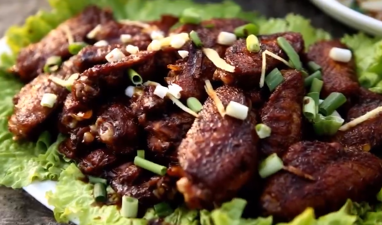 在深山里画画做手工，饿了做份可乐鸡翅，香味飘满整个山头