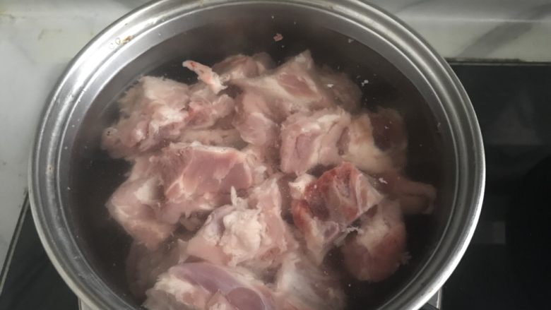 简单易学~红烧糖醋排骨,排骨剁段,排骨下入冷水锅