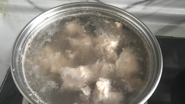 简单易学~红烧糖醋排骨,排骨煮开捞去浮沫