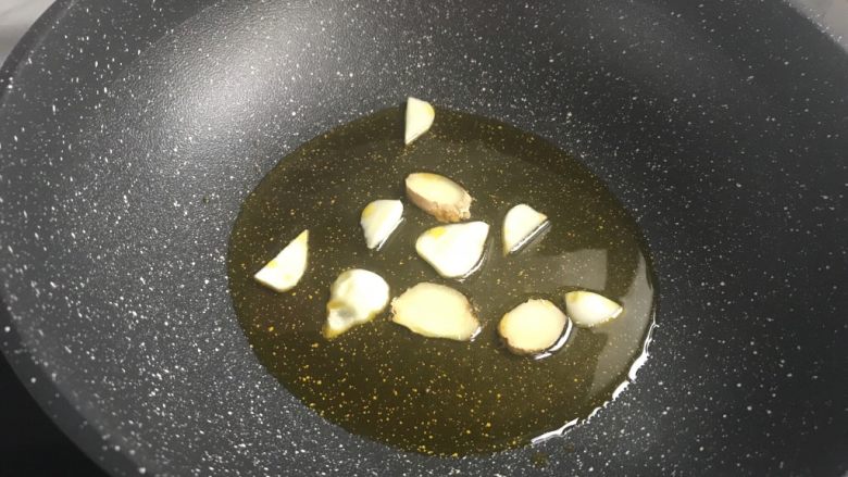简单易学~红烧糖醋排骨,炒锅烧热注入油,放入姜蒜炸出香味