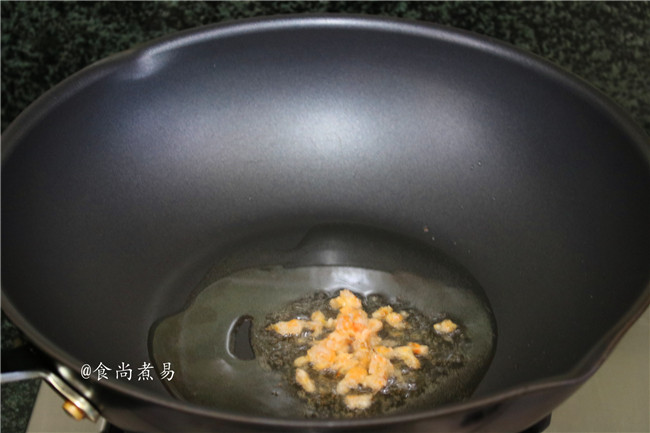 鸡蛋虾仁疙瘩面,热锅,倒入适量油,将虾仁煸炒片刻