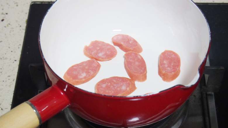 快手蔬菜汤面,锅中放入适量油,将<a style='color:red;display:inline-block;' href='/shicai/ 8801'>红肠</a>稍微煎一下
