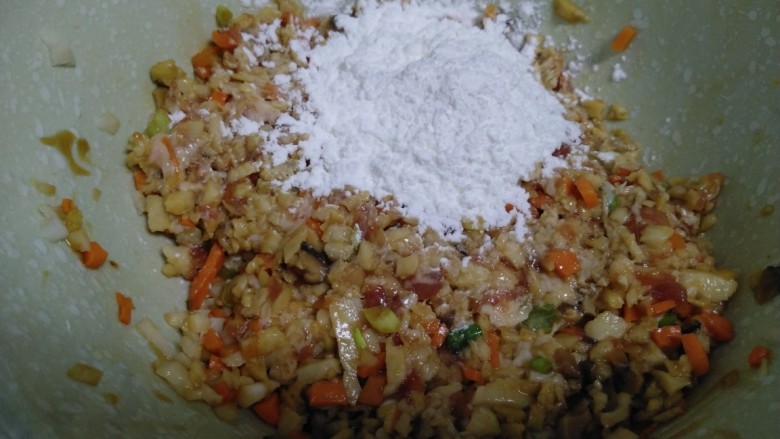 香煎藕饼,加入适量淀粉,感觉有黏度,可以抱团就说明粉加的合适(糯米粉也可以哦!)。