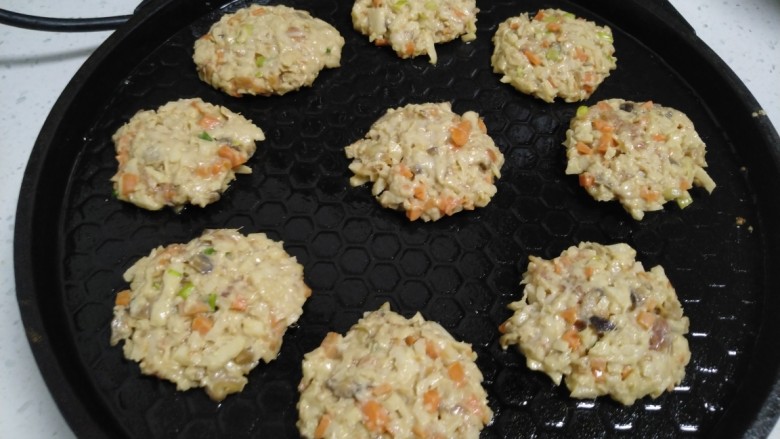 香煎藕饼,先用手团圆再压扁,放入预热好
电饼铛。