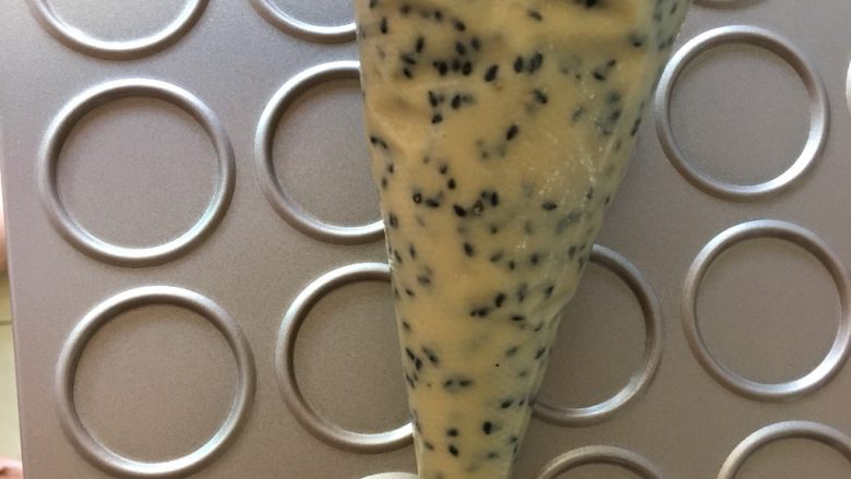 芝麻薄脆饼干,装入裱花袋,底部剪小口