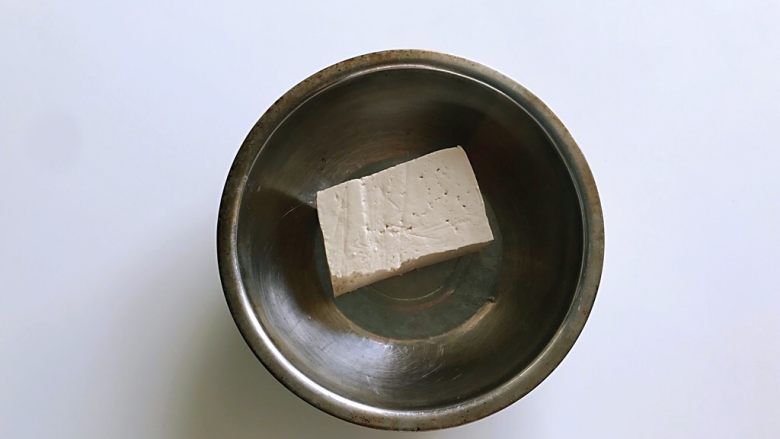 豆腐鸡蛋饼,准备好的<a style='color:red;display:inline-block;' href='/shicai/ 465'>豆腐</a>。
