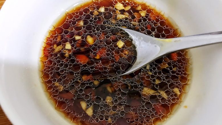 剁椒红油拌皮蛋,拌匀,料汁就做好了