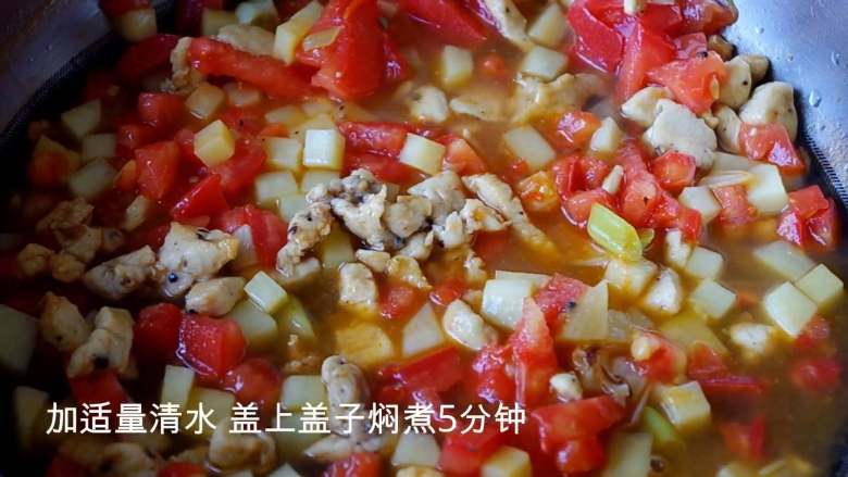 浓情番茄鸡肉焗饭,倒入土豆、西红柿、食盐、翻炒均匀,加适量清水 盖上盖子焖煮5分钟。