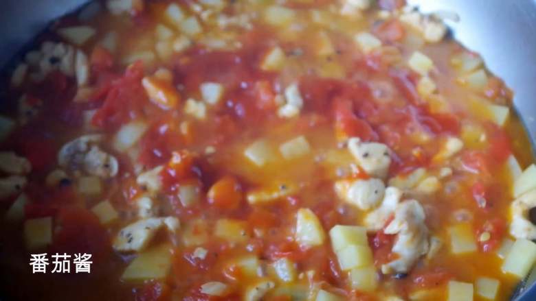 浓情番茄鸡肉焗饭,加适量<a style='color:red;display:inline-block;' href='/shicai/ 699'>番茄酱</a>,翻炒均匀,大火收汁,不要收的太干,留一点汤汁。