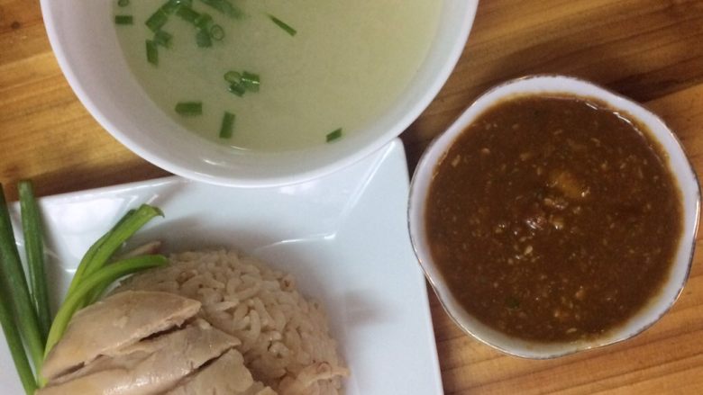 泰国鸡饭,把米饭放入碗里倒扣在盘子里,鸡腿去骨切小块放在米饭上,酱汁淋在鸡肉上即可!