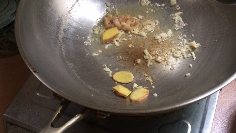 泰国鸡饭,热锅冷油爆香蒜末和姜片,小火炒