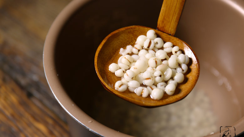 薏米柠檬汁,无花无酒似神仙,冰糖做完的薏米,看起来很亮,喝着也不腻。