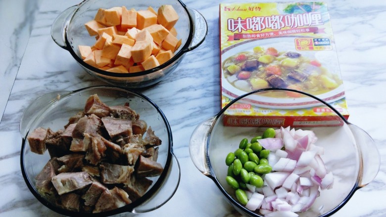 #营养美食#牛肉咖喱烩红薯,准备好咖喱,<a style='color:red;display:inline-block;' href='/shicai/ 29'>洋葱</a>去皮切丁。