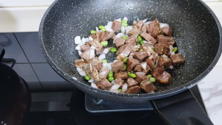 #营养美食#牛肉咖喱烩红薯,再加入牛肉。