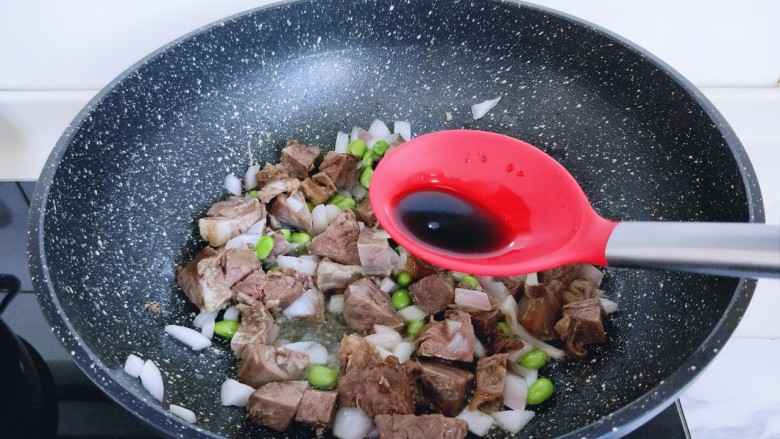 #营养美食#牛肉咖喱烩红薯,加入<a style='color:red;display:inline-block;' href='/shicai/ 788'>生抽</a>,翻炒均匀。