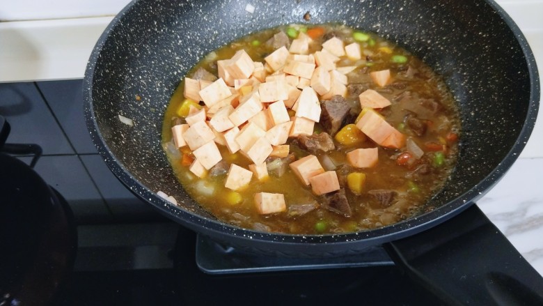 #营养美食#牛肉咖喱烩红薯,加入摸过牛肉的水,再加入红薯丁。
