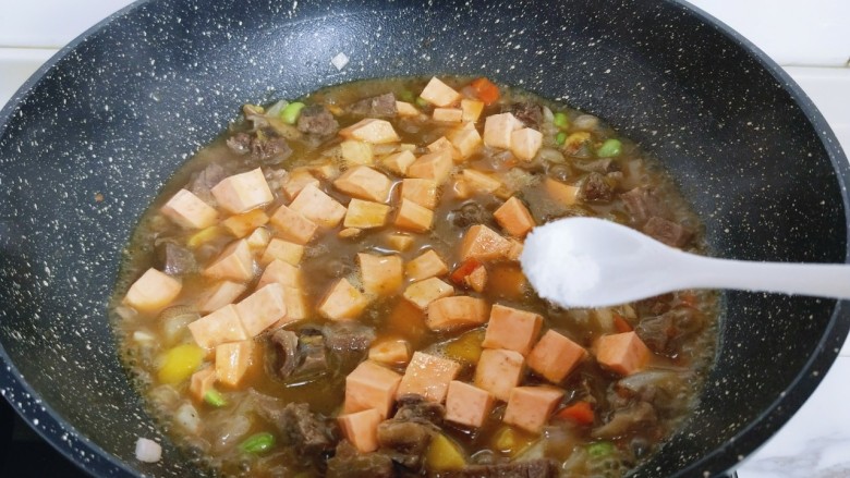 #营养美食#牛肉咖喱烩红薯,加入盐大火烧开,转小火10分钟。