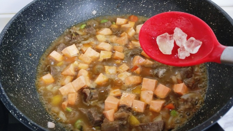 #营养美食#牛肉咖喱烩红薯,加入<a style='color:red;display:inline-block;' href='/shicai/ 866'>冰糖</a>,盖上盖子再炖5分钟,光头焖2分钟。