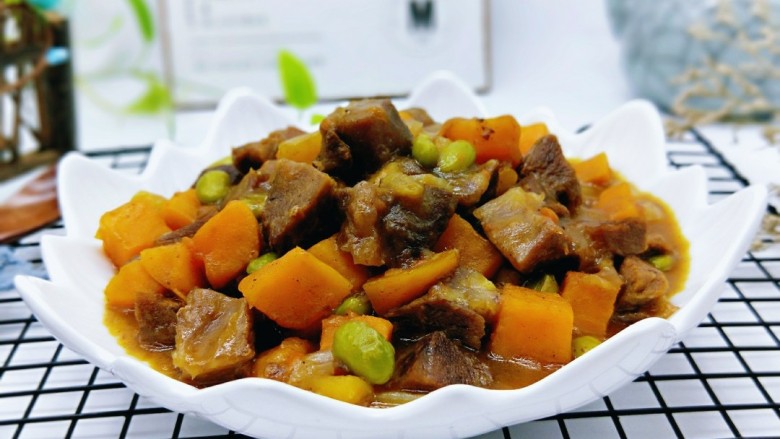 #营养美食#牛肉咖喱烩红薯,盛出装盘,用来盖浇饭特别好吃!宝贝竟然吃了一碗饭加入半盘一牛肉。