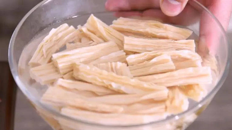 凉拌腐竹怎么做才好吃?关键就在调味,简单又下饭!,煮30秒捞出过凉水