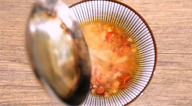 凉拌腐竹怎么做才好吃?关键就在调味,简单又下饭!,淋上热油,接着放入生抽、醋,拌匀