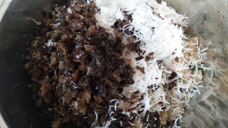猪肉胡萝卜粉丝蒸饺,木耳,粉丝切碎备用
