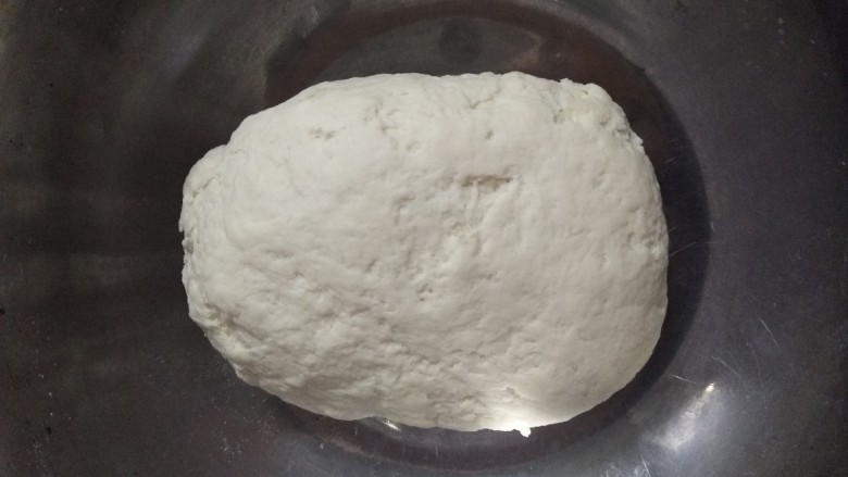 猪肉胡萝卜粉丝蒸饺,揉成团醒20分钟,期间揉几次