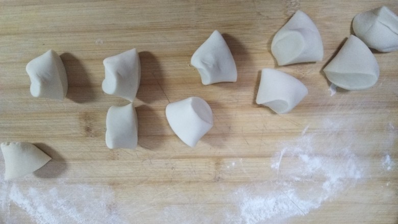猪肉胡萝卜粉丝蒸饺,把面团搓成条,切成相等的剂子