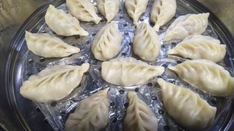 猪肉胡萝卜粉丝蒸饺,上锅蒸30分钟(因为有肉所以多蒸一会),闷2分钟就可以了