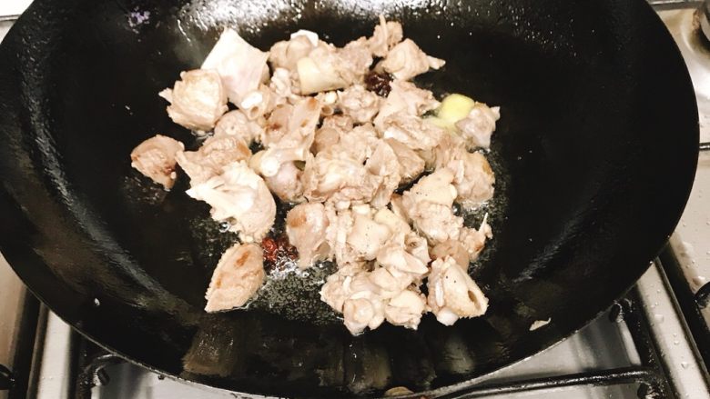 啤酒鸭,热锅，锅里倒入适量油，将鸭肉倒入锅里不停翻炒，炒至鸭肉变色，加入一块<a style='color:red;display:inline-block;' href='/shicai/ 866'>冰糖</a>，将<a style='color:red;display:inline-block;' href='/shicai/ 866'>冰糖</a>敲碎至<a style='color:red;display:inline-block;' href='/shicai/ 866'>冰糖</a>沫子。