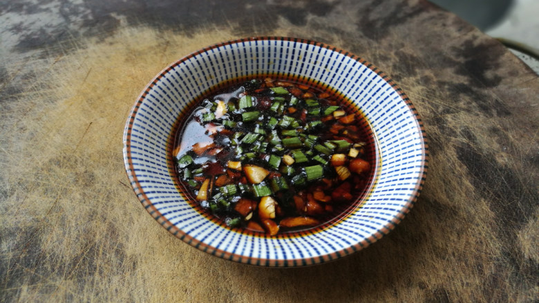 5分钟快手菜-白灼基围虾,准备味碟,放入切碎的姜蒜沫,倒入生抽、<a style='color:red;display:inline-block;' href='/shicai/ 750'>陈醋</a>,调成一碟蘸酱