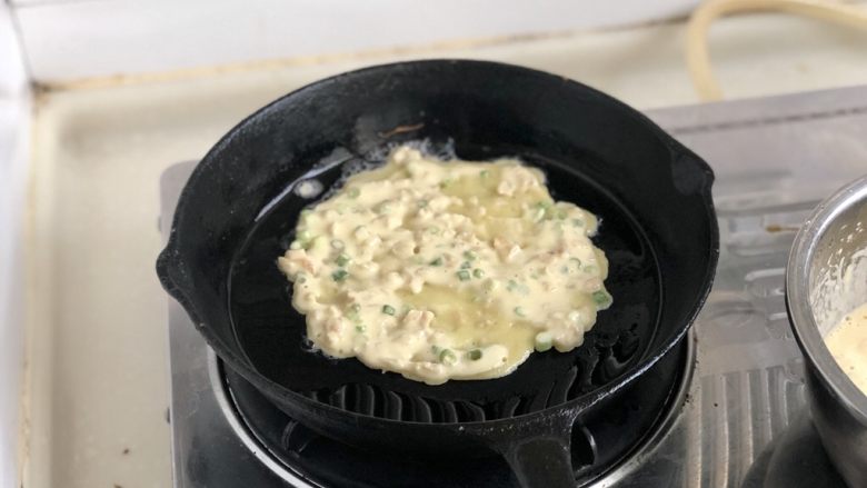 快手早餐系列➕小香葱萝卜干鸡蛋饼,平底锅加热,小火,刷一层食用油,加入一勺面糊,然后用铲子摊平