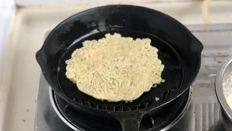 快手早餐系列➕小香葱萝卜干鸡蛋饼,一面的面糊快要凝固,即可翻面