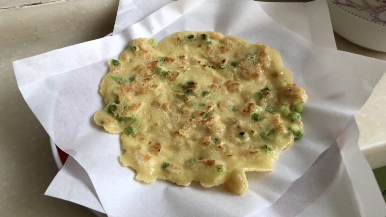 快手早餐系列➕小香葱萝卜干鸡蛋饼,小火把饼两面煎黄即可出锅,依次把其他小饼煎好,即可上桌享用了。阿晨今天垫了炸天妇罗纸,可以吸油