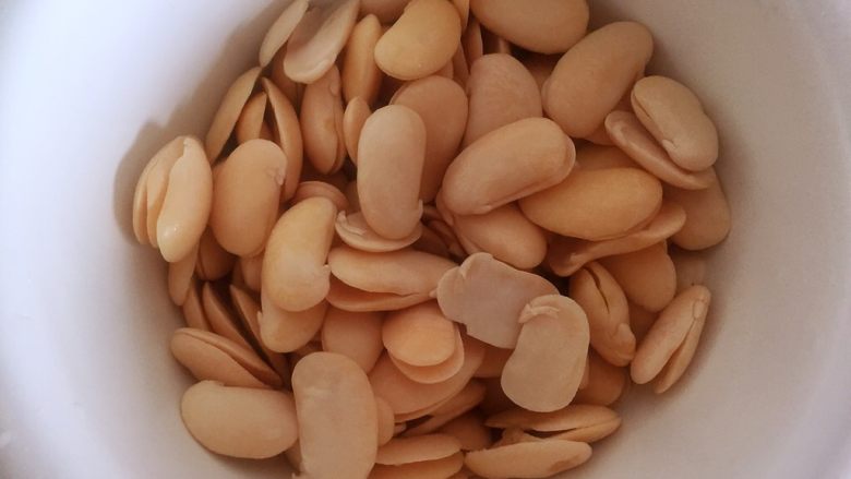 自制桃山皮月饼,白芸豆泡水10小时以上,将外衣拔掉后继续泡上2,3个小时达到完全吸水状态