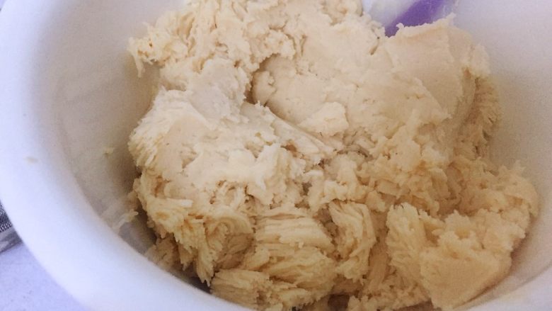 自制桃山皮月饼,将豆泥用筛网过一遍筛,使豆泥更加细腻,我用的就是平时筛粉的筛网