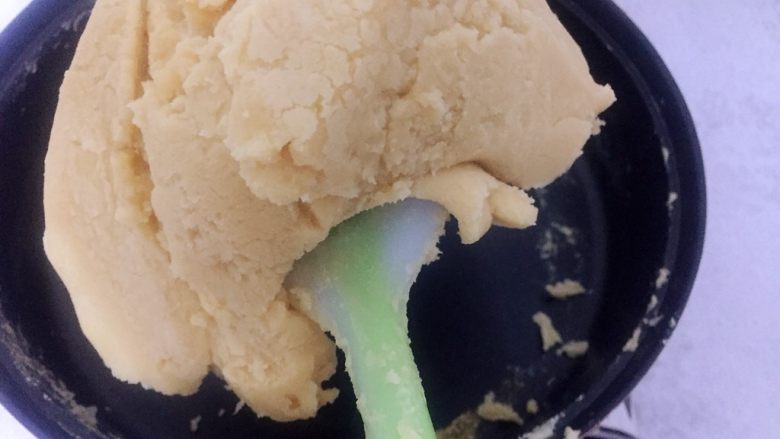 自制桃山皮月饼,炒到豆沙已经完全聚团不散,并且不沾锅,不沾刮刀的状态即可离火