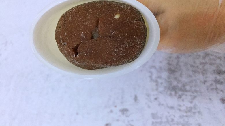 自制桃山皮月饼,根据自己的模具把饼搓成适合的形状,放到模具中,可以不用涂粉,刷油,基本是不沾模具的