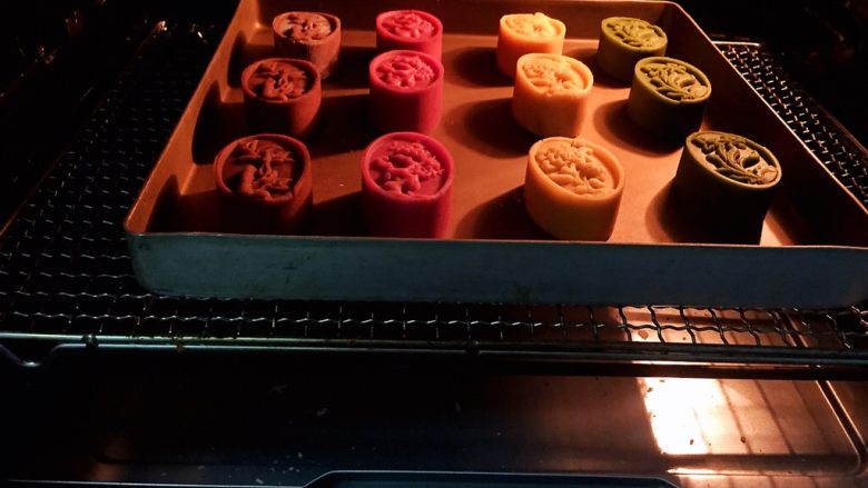 自制桃山皮月饼,月饼表面喷少许水,预热好烤箱,中层170~180度,烤10分钟即可