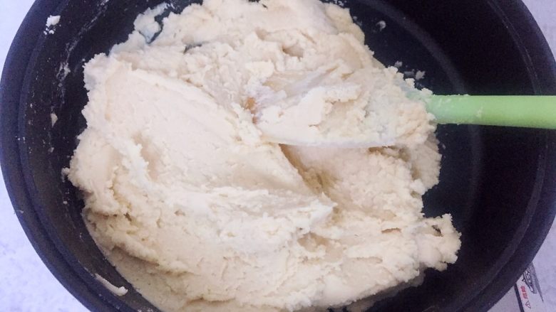 自制桃山皮月饼,加入奶粉后在没有开火的状态下,将豆沙与奶粉拌均匀到无干粉状态开小火炒