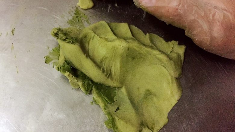 自制桃山皮月饼,我要做4个55克月饼,用皮馅各25克,馅30克,所以取基础桃山皮100克加入适量抹茶粉充分揉匀即是抹茶桃山皮,抹茶粉用的若竹