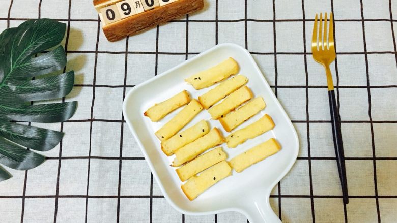 黄金吐司条,4️⃣ 最后摆盘,完美。💕
香香脆脆的黄金吐司条就完成啦~
是不是又简单又营养呢😎