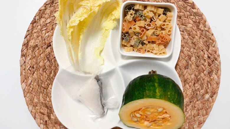 【宝宝辅食】鳕鱼黄金意面 ,准备食材:意面 适量、娃娃菜 3叶、鳕鱼 1块、南瓜 适量