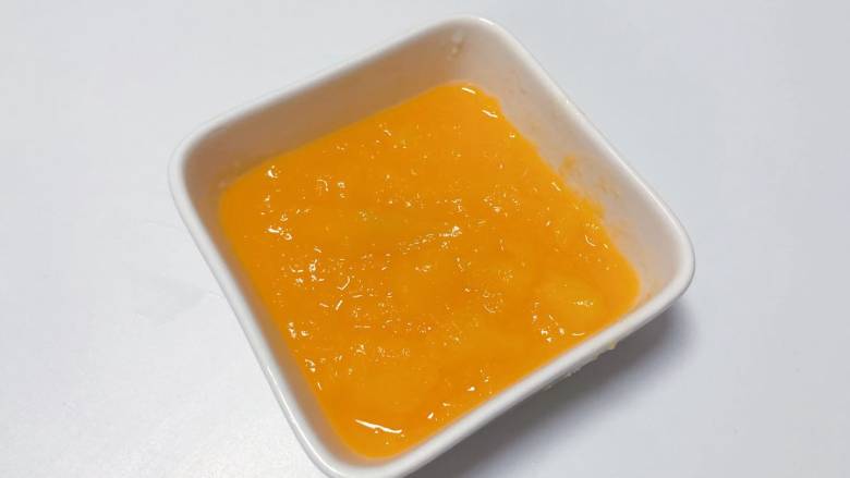 【宝宝辅食】鳕鱼黄金意面 ,搅拌成南瓜泥,家里没有搅拌机也没有关系,蒸好的南瓜非常软,用勺子背部就可以压成泥