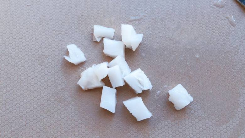 【宝宝辅食】鳕鱼黄金意面 ,鳕鱼去皮挑刺后,切成小块
鳕鱼虽然刺少,但是并不代表没有刺,妈妈们不要偷懒,要仔细把鱼刺挑出来,非常好挑哦