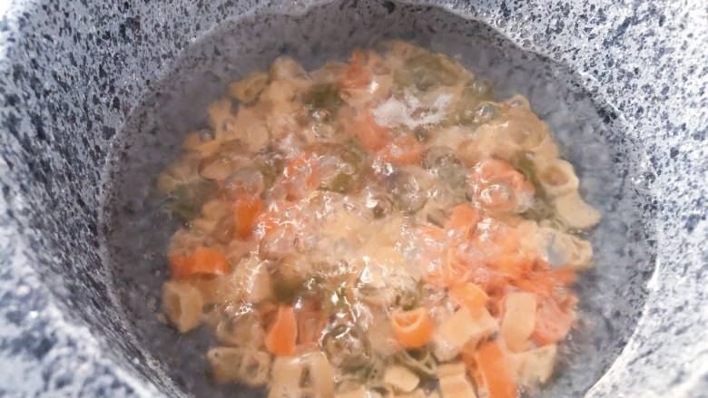 【宝宝辅食】鳕鱼黄金意面 ,另起锅,水开后放入意面煮制9分熟