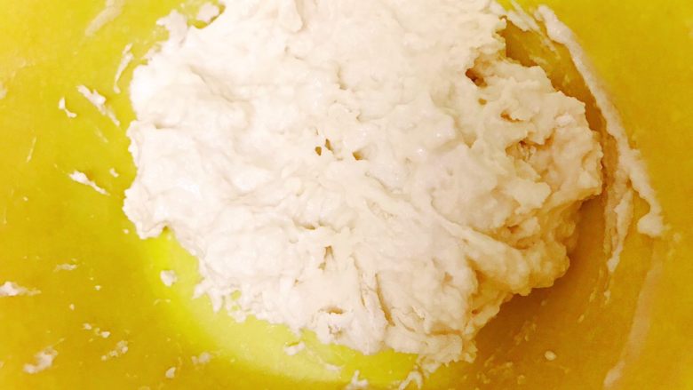 波兰种全麦蜜豆小餐包,混合至无干粉后,盖上保鲜膜放入冰箱冷藏发酵一夜(最少冷藏10个小时)