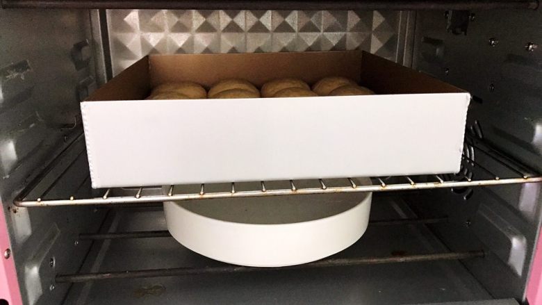 波兰种全麦蜜豆小餐包,放入不通电的烤箱里进行二发,同时放入一碗热<a style='color:red;display:inline-block;' href='/shicai/ 156925'>水</a>保持湿度和温度
